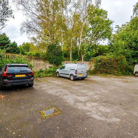 Manchester Comfortable 3 Bedroom House, Free Parking, Wifi & Disneyplus Worsley Esterno foto