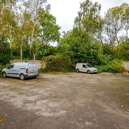 Manchester Comfortable 3 Bedroom House, Free Parking, Wifi & Disneyplus Worsley Esterno foto