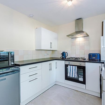 Manchester Comfortable 3 Bedroom House, Free Parking, Wifi & Disneyplus Worsley Esterno foto
