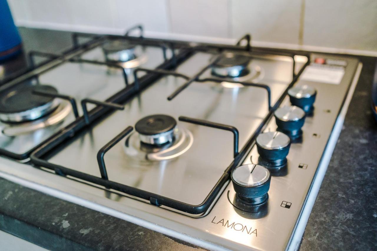 Manchester Comfortable 3 Bedroom House, Free Parking, Wifi & Disneyplus Worsley Esterno foto