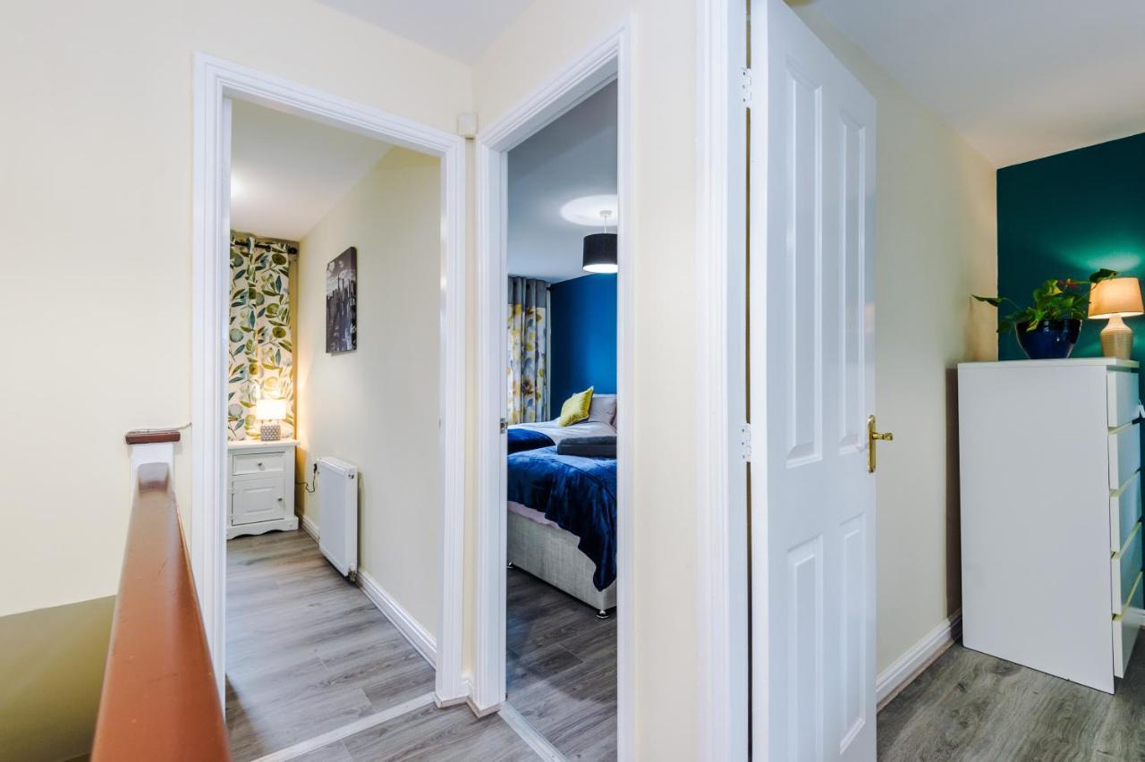 Manchester Comfortable 3 Bedroom House, Free Parking, Wifi & Disneyplus Worsley Esterno foto