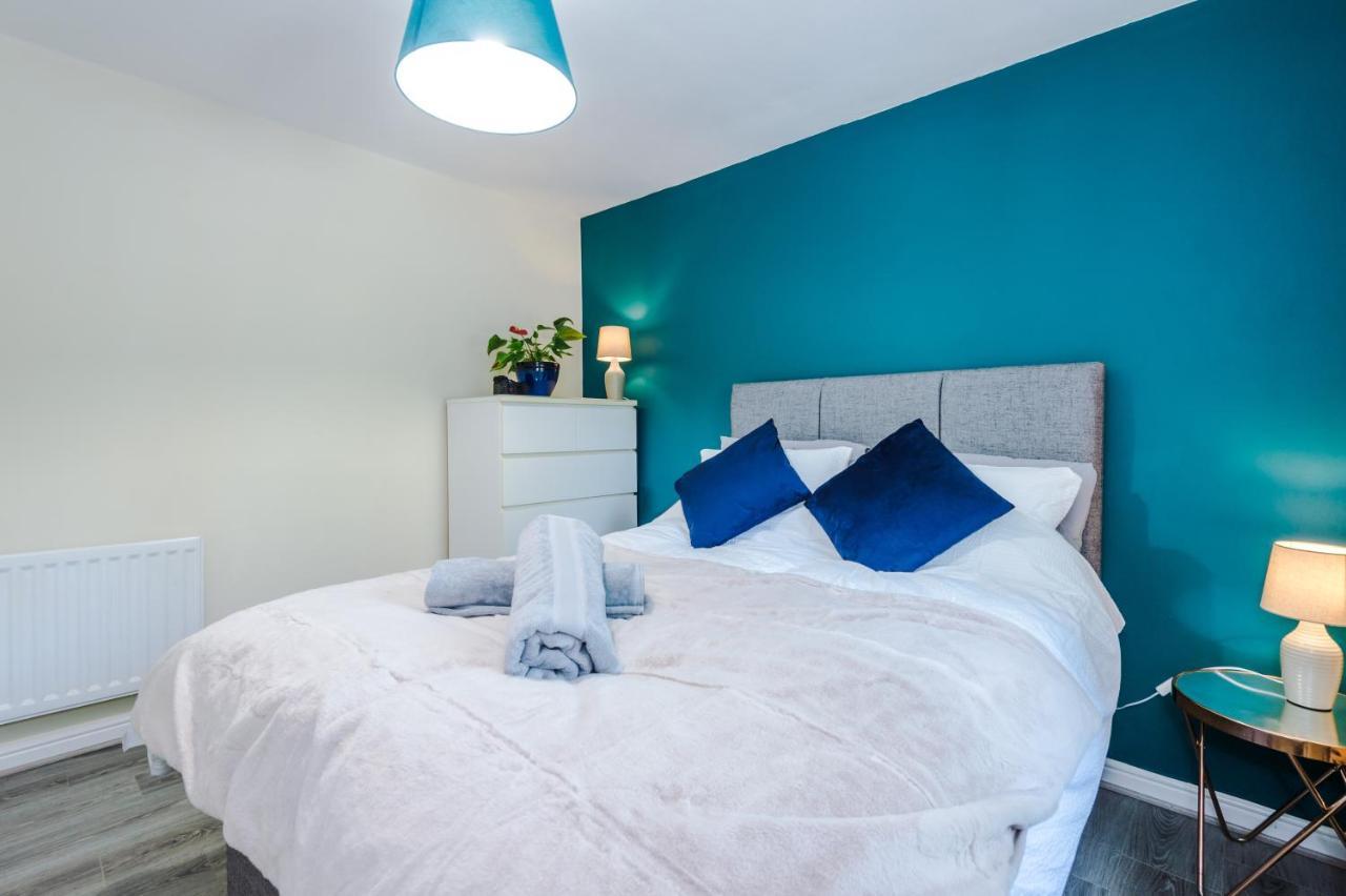 Manchester Comfortable 3 Bedroom House, Free Parking, Wifi & Disneyplus Worsley Esterno foto