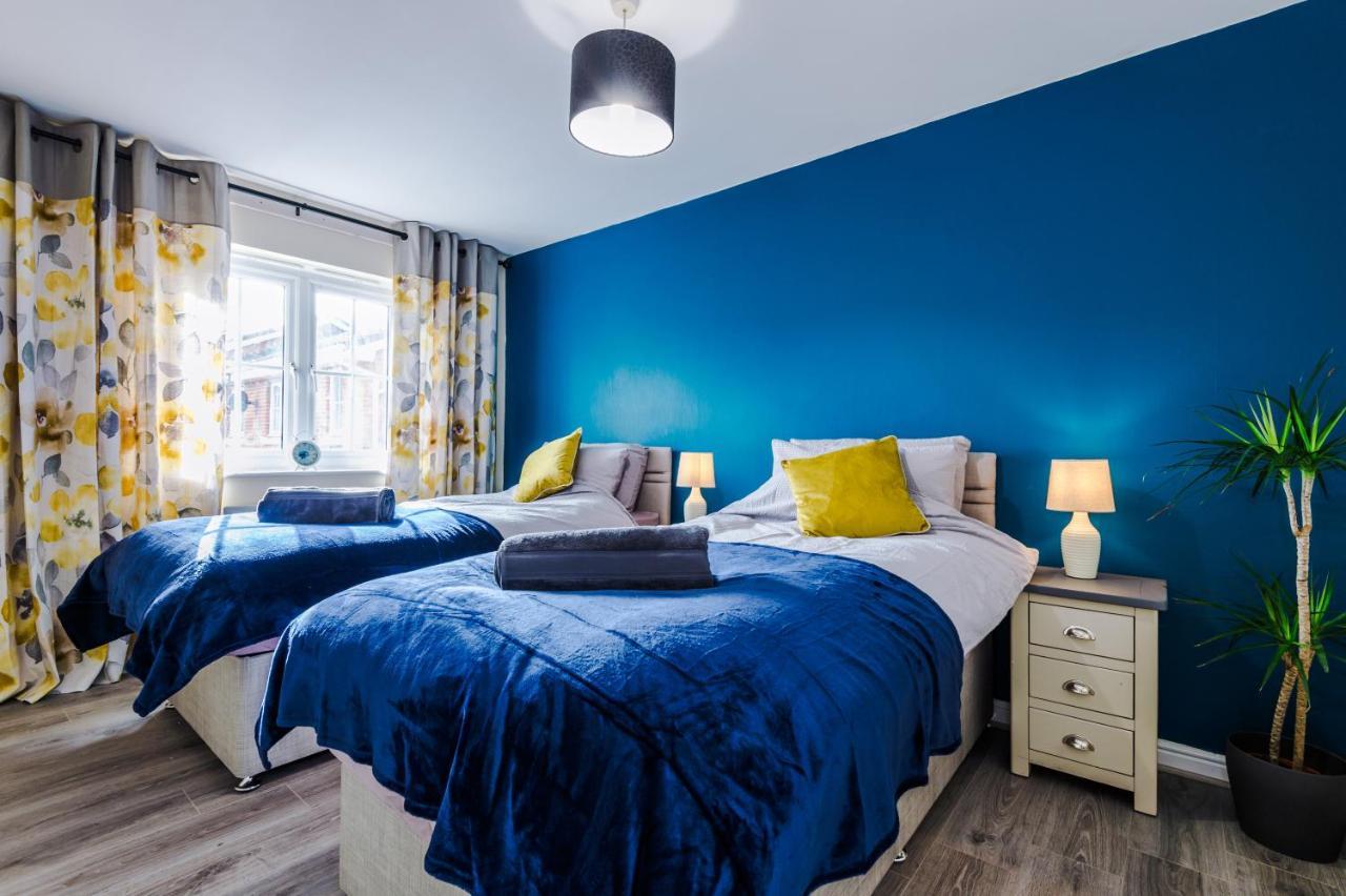 Manchester Comfortable 3 Bedroom House, Free Parking, Wifi & Disneyplus Worsley Esterno foto