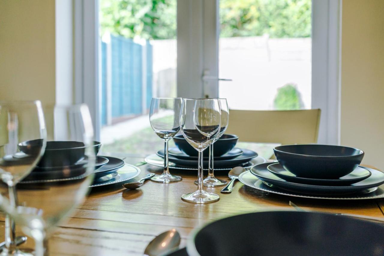 Manchester Comfortable 3 Bedroom House, Free Parking, Wifi & Disneyplus Worsley Esterno foto