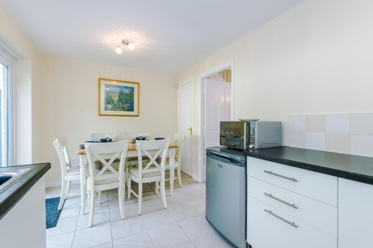 Manchester Comfortable 3 Bedroom House, Free Parking, Wifi & Disneyplus Worsley Esterno foto