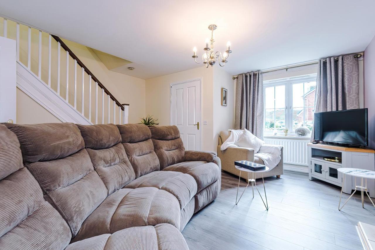 Manchester Comfortable 3 Bedroom House, Free Parking, Wifi & Disneyplus Worsley Esterno foto
