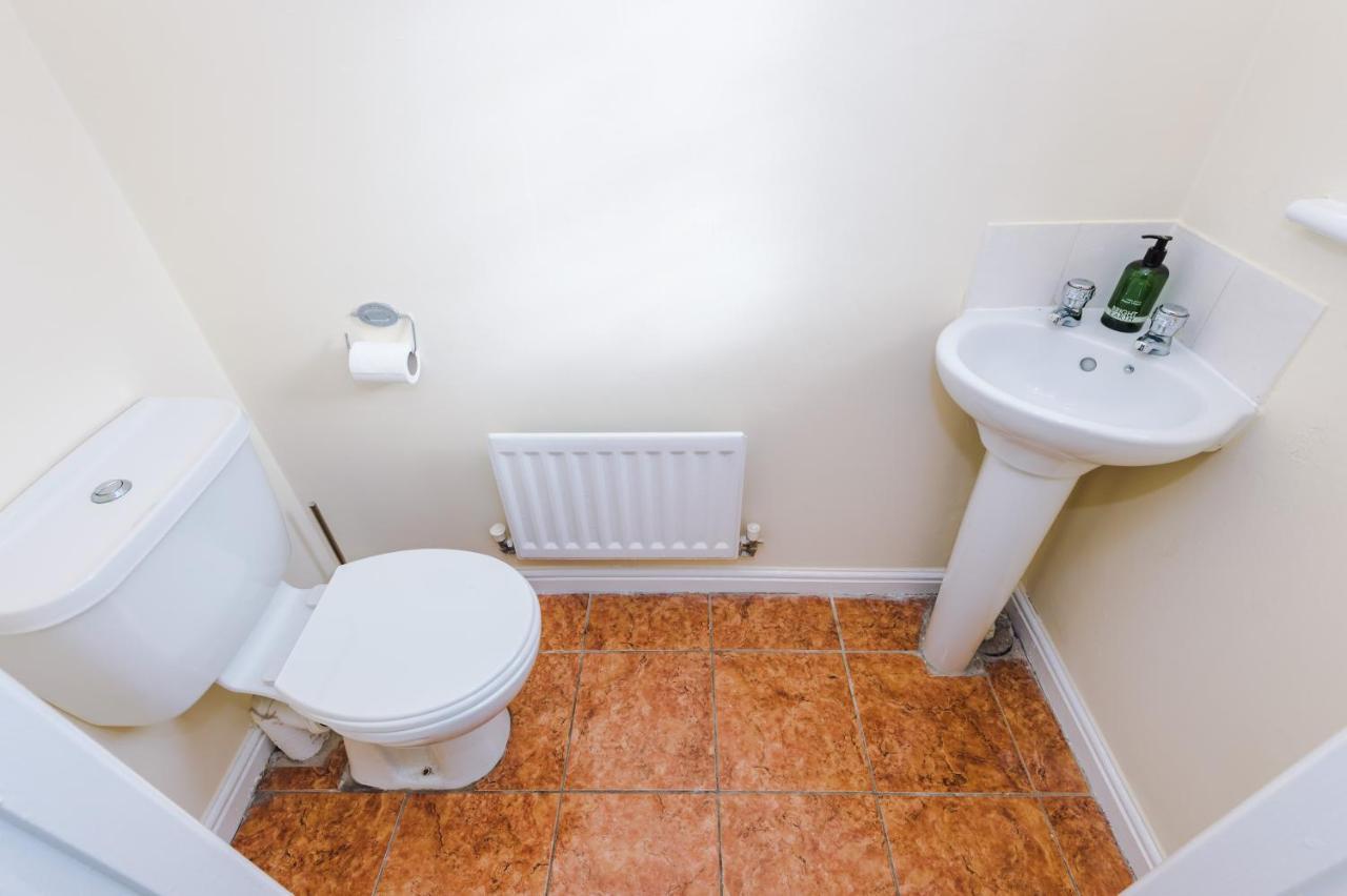 Manchester Comfortable 3 Bedroom House, Free Parking, Wifi & Disneyplus Worsley Esterno foto