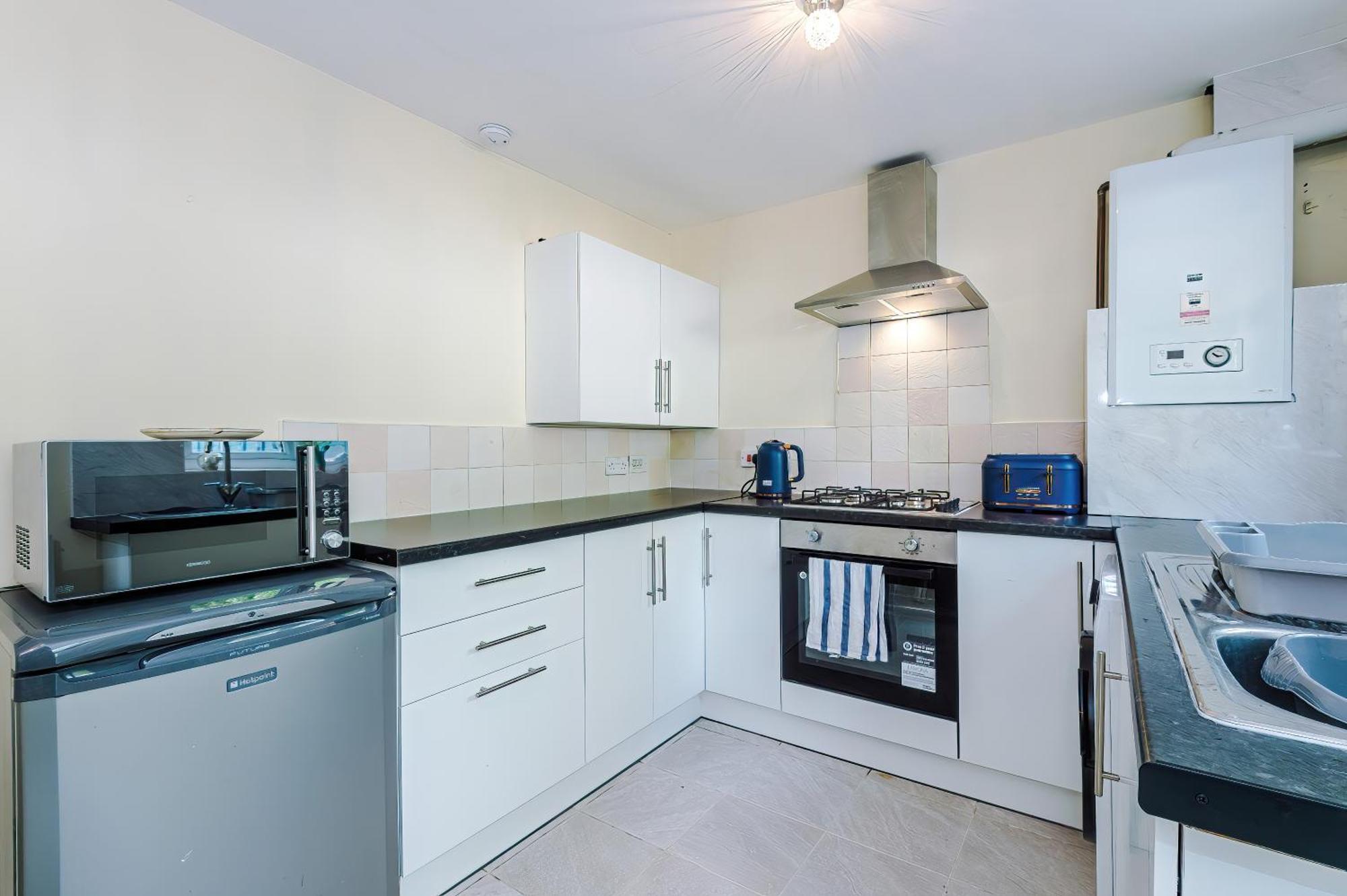 Manchester Comfortable 3 Bedroom House, Free Parking, Wifi & Disneyplus Worsley Esterno foto